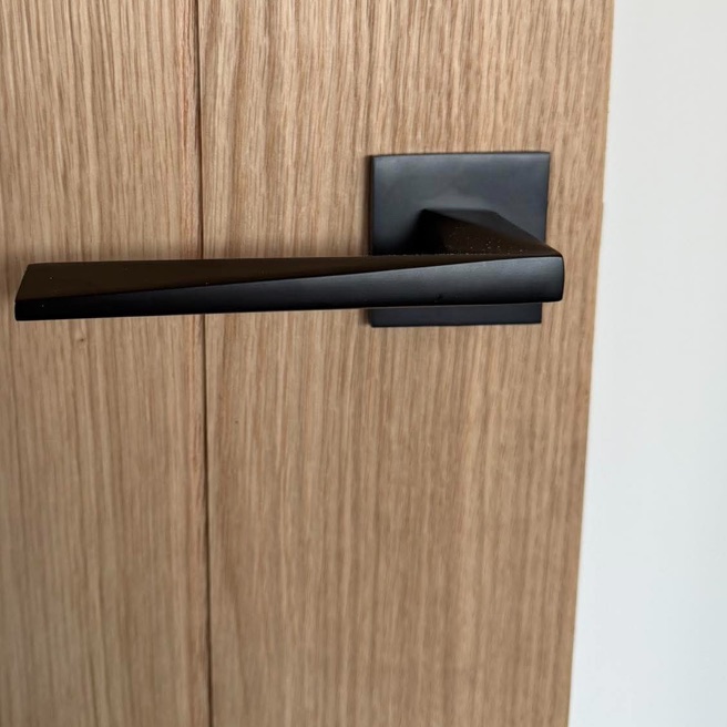 Black handle fitted to an oak internal door